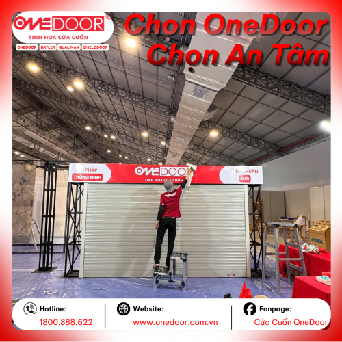 Khách hàng trải nghiệm cửa cuốn thông minh ONEDOOR