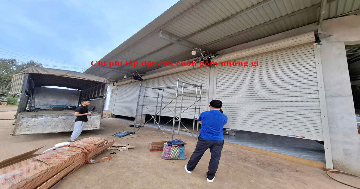 Kỹ thuật viên ONEDOOR lắp đặt cửa cuốn tại công trình