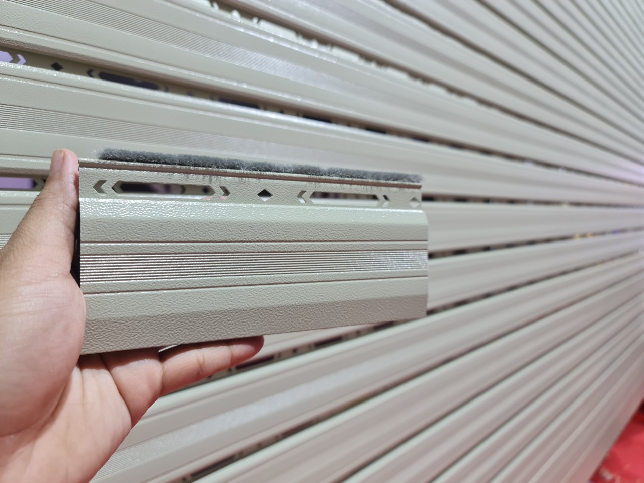 Cửa cuốn thép sơn tĩnh điện: Giá, ưu nhược điểm