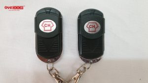 Các phương thức điều khiển cửa cuốn phổ biến gồm remote và nút bấm