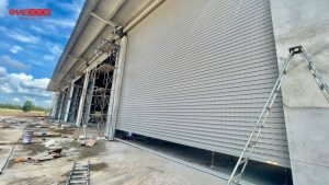 Đội kỹ thuật ONEDOOR lắp đặt cửa cuốn kéo tay tại công trình