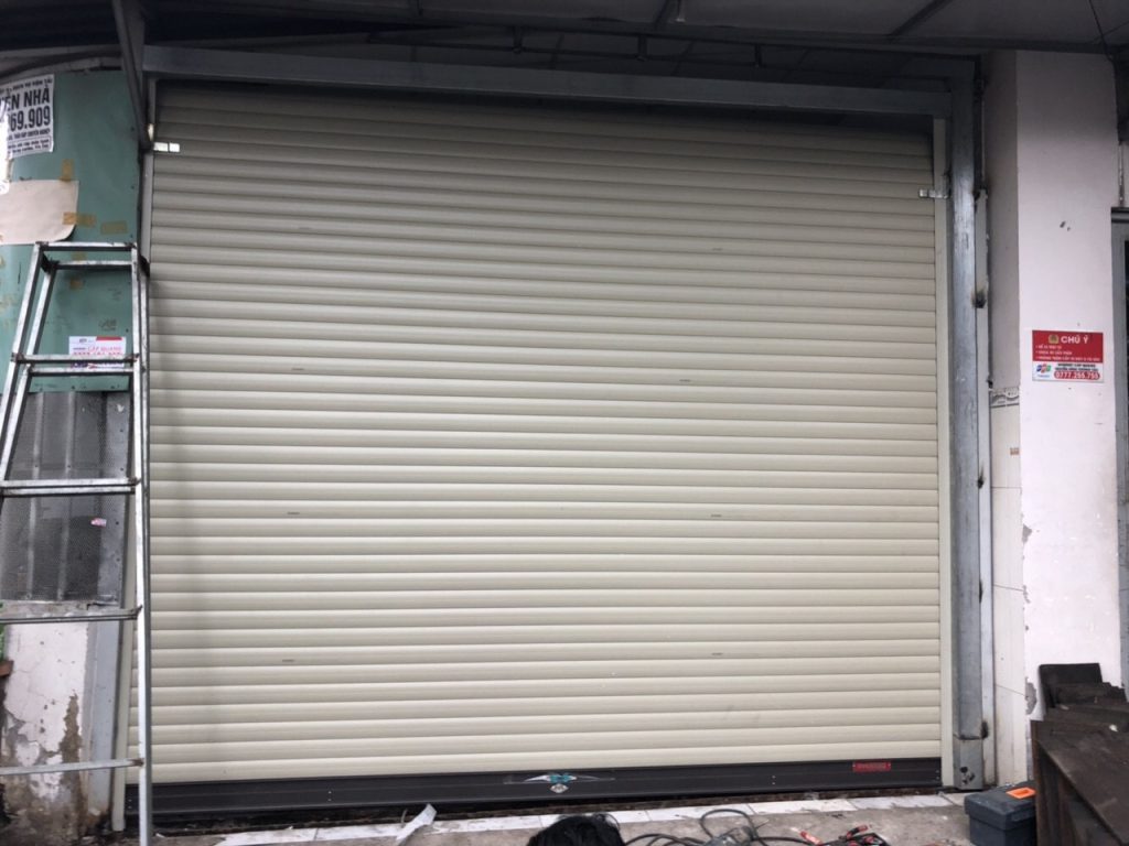 Đội kỹ thuật ONEDOOR thi công cửa cuốn thép tại công trình