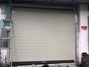 Đội kỹ thuật ONEDOOR thi công cửa cuốn tại công trình thực tế