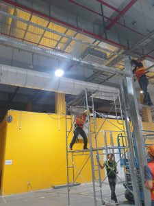 Đội kỹ thuật ONEDOOR lắp đặt cửa cuốn nhà xưởng thực tế