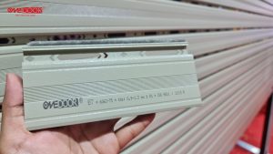 Khách hàng nghiệm thu cửa cuốn ONEDOOR sau khi lắp đặt