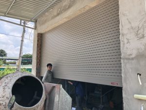Kỹ thuật viên ONEDOOR lắp đặt cửa cuốn Đức tại công trình