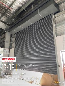 Cấu tạo cửa cuốn thép gồm nan thép, motor, trục và ray dẫn hướng