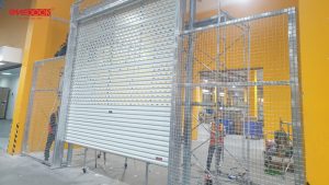 Kỹ thuật viên ONEDOOR lắp đặt cửa cuốn tấm liền thực tế